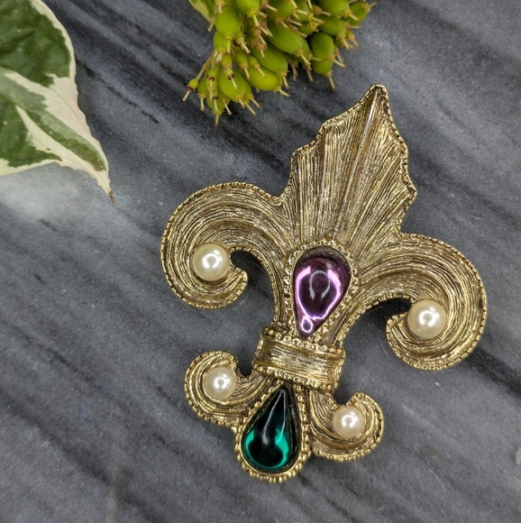 Fleur-de-Lis Brooch Antiqued Jewelled Pin Pearl/Purple & Green Gems - Picture 1 of 8